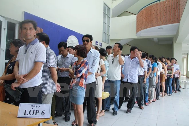 Phụ huynh mướt mồ hôi 'vây' trường mua hồ sơ ảnh 6