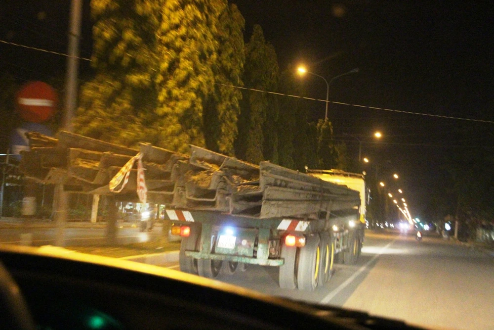 Lập biên bản, buộc xuống hàng hóa đối với 2 xe chở cọc sắt quá khổ ảnh 2