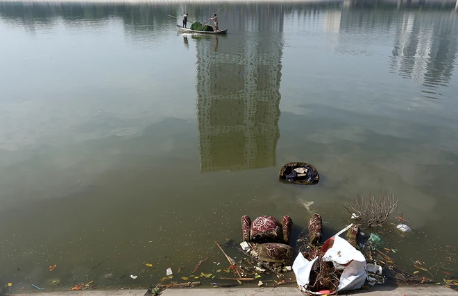 Rác thải tràn mặt hồ bán đảo đẹp nhất thủ đô ảnh 4