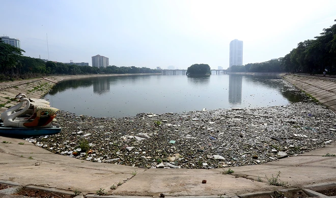 Rác thải tràn mặt hồ bán đảo đẹp nhất thủ đô ảnh 1