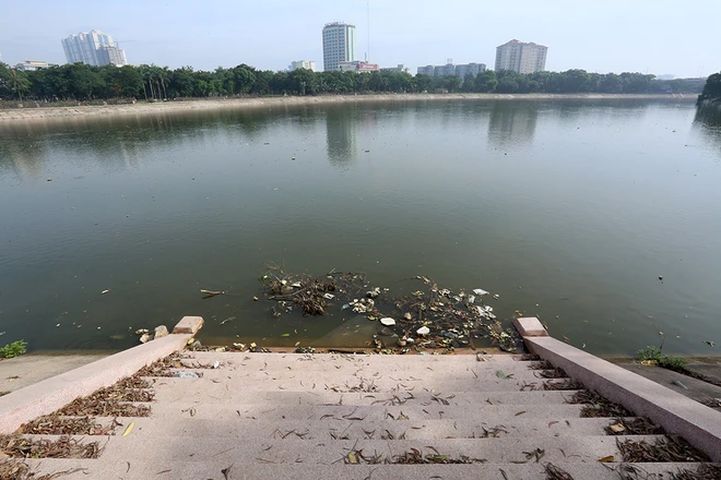 Rác thải tràn mặt hồ bán đảo đẹp nhất thủ đô ảnh 2