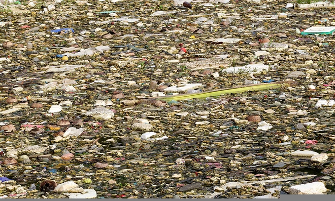 Rác thải tràn mặt hồ bán đảo đẹp nhất thủ đô ảnh 5