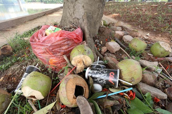 Rác thải tràn mặt hồ bán đảo đẹp nhất thủ đô ảnh 7