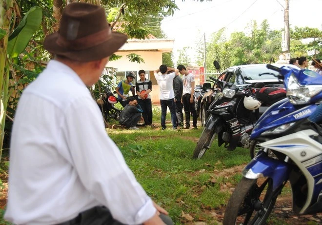 Ông ngoại của T. chờ đón cháu ở cổng trại giam