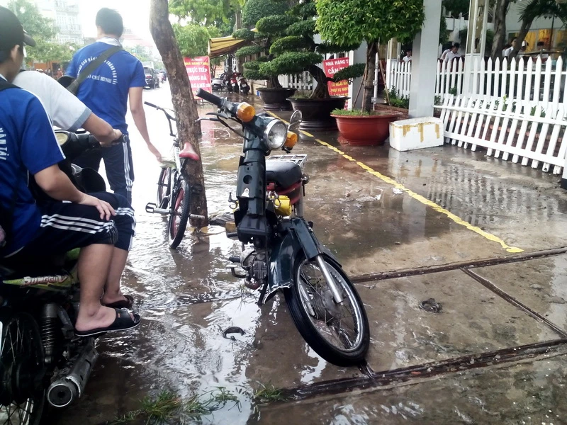 Mưa nửa giờ, đường ngoại ô TP.HCM ngập nửa mét ảnh 4