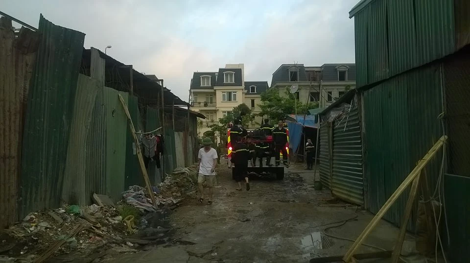 Cháy khủng khiếp trong đêm ở khu lán công nhân, 4.000 người tháo chạy ảnh 1