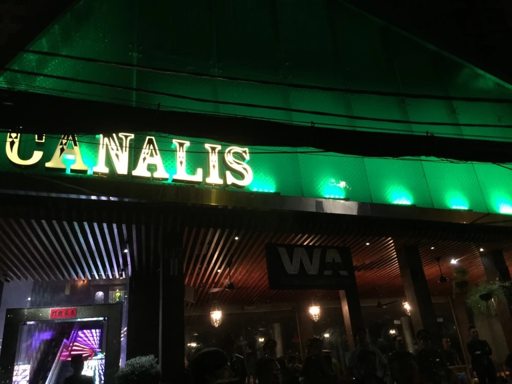 Quán bar Canalis bị công an đột kích.