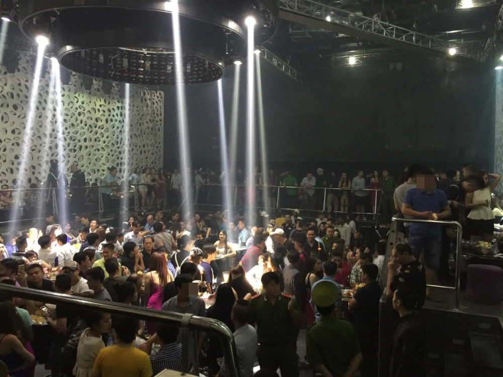 Bên trong quán bar Canalis lúc công an ập vào kiểm tra.