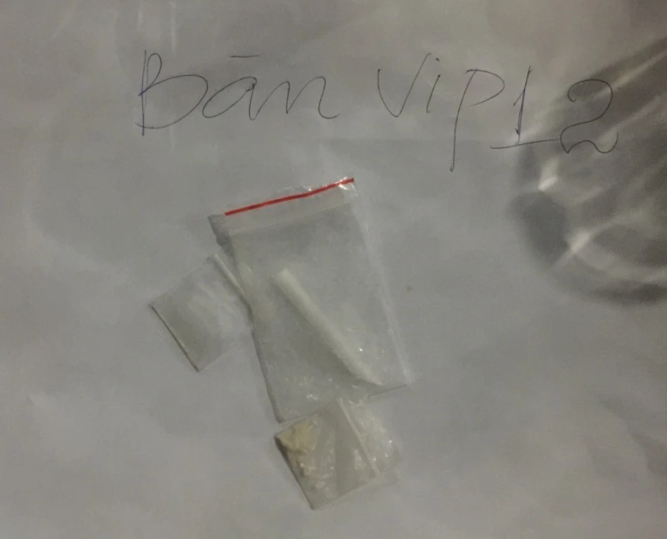 Nhiều túi nilon chứa chất bột màu trắng được công an phát hiện trên bàn Vip 12 nghi vấn là ma túy.