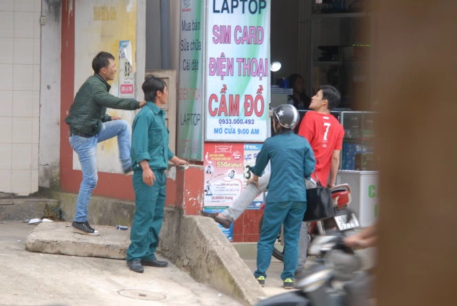 Một mình nữ dân quân tự vệ không thể ngăn cản được sự hung hăng của cả hai bên