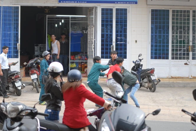 Bị đánh, nam thanh niên mặc thường phục quyết đánh trả lại