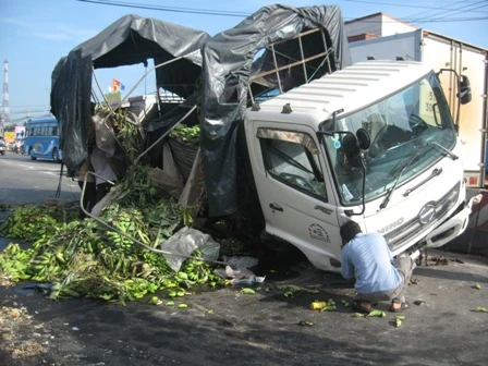 Xe tải bị nạn, chuối đổ đầy đường