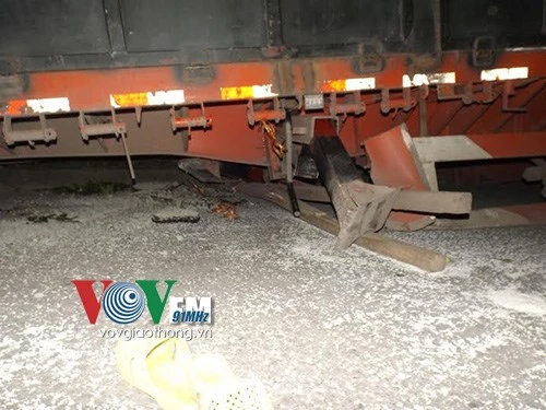 xe dau keo gay truc, ca tram bao gao roi xuong duong hinh 1