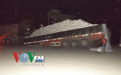 xe dau keo gay truc, ca tram bao gao roi xuong duong hinh 0