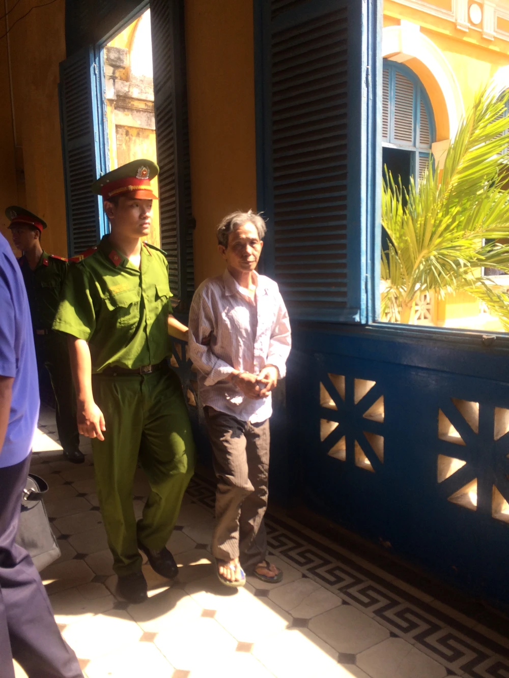 Chở vợ đi mua tranh thêu rồi tiện thể... chôm đồ của bà chủ tiệm ảnh 1