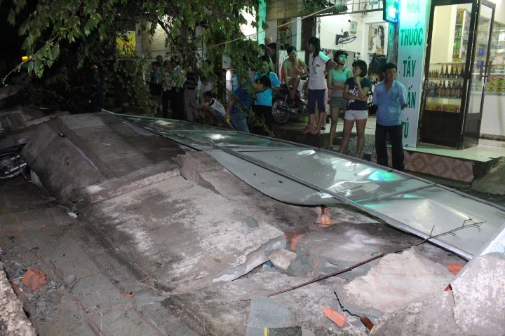 Mưa gió lớn giật sập 30 m tường bao chung cư, đè bẹp 7 xe máy ảnh 1