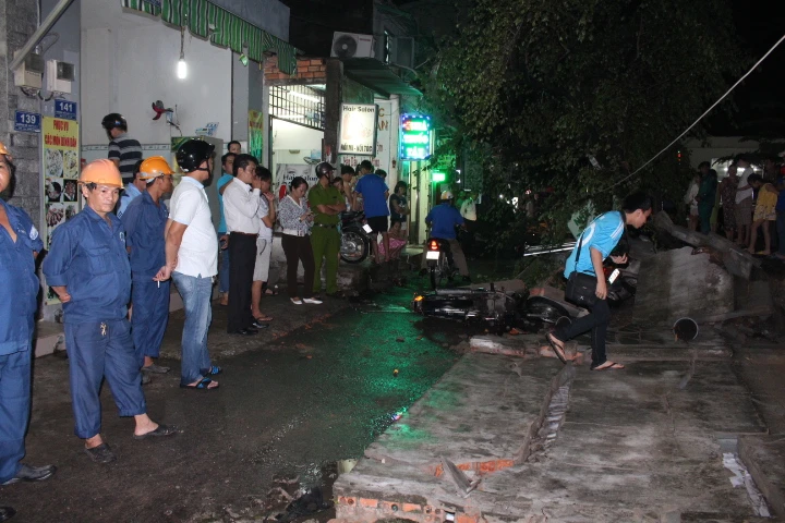 Mưa gió lớn giật sập 30 m tường bao chung cư, đè bẹp 7 xe máy ảnh 6