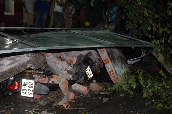 Mưa gió lớn giật sập 30 m tường bao chung cư, đè bẹp 7 xe máy ảnh 7