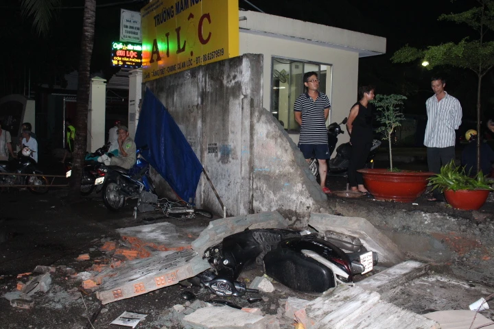 Mưa gió lớn giật sập 30 m tường bao chung cư, đè bẹp 7 xe máy ảnh 3