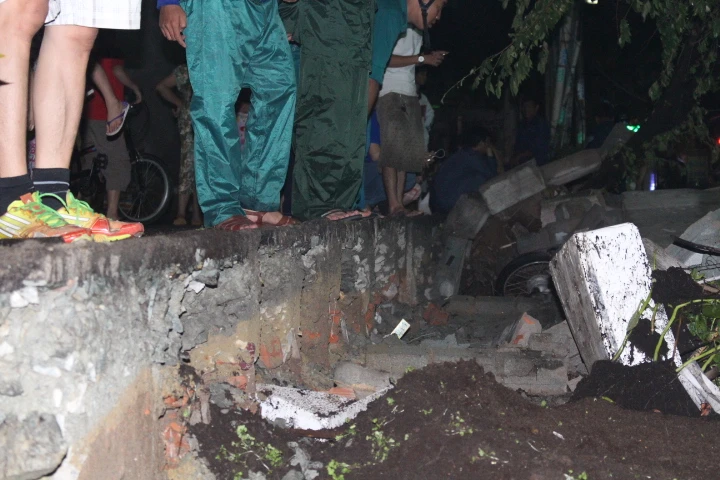 Mưa gió lớn giật sập 30 m tường bao chung cư, đè bẹp 7 xe máy ảnh 4