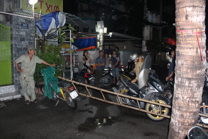 Mưa gió lớn giật sập 30 m tường bao chung cư, đè bẹp 7 xe máy ảnh 5