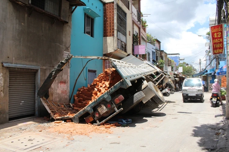 Xe tải sụp hố ga lật chổng vó giữa phố Sài Gòn ảnh 5