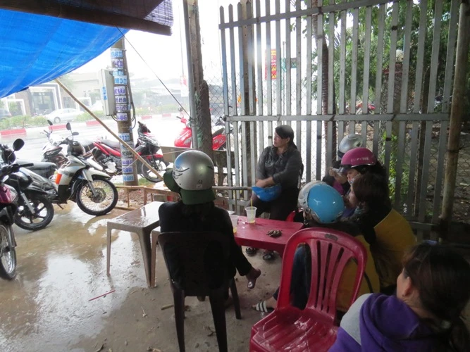 Hàng trăm người trú mưa chứ không chịu rời hiện trường vụ thảm sát ảnh 9