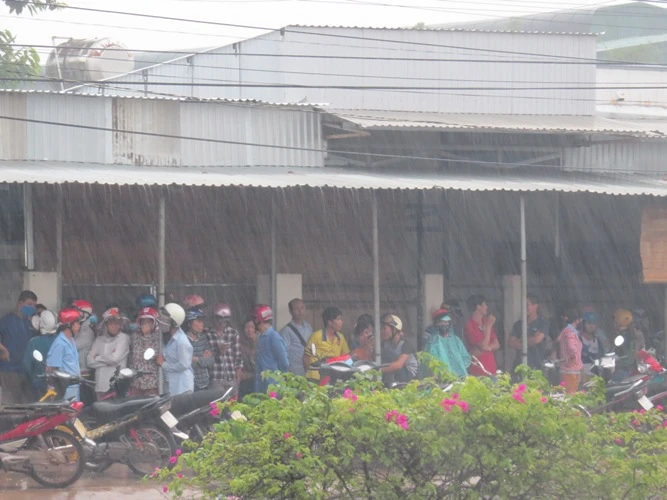 Hàng trăm người trú mưa chứ không chịu rời hiện trường vụ thảm sát ảnh 11