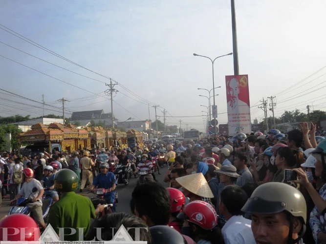 Tiễn đưa 6 nạn nhân vụ thảm sát Bình Phước về nơi an nghỉ cuối cùng ảnh 8