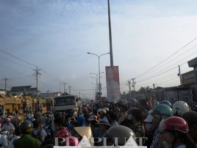 Tiễn đưa 6 nạn nhân vụ thảm sát Bình Phước về nơi an nghỉ cuối cùng ảnh 10