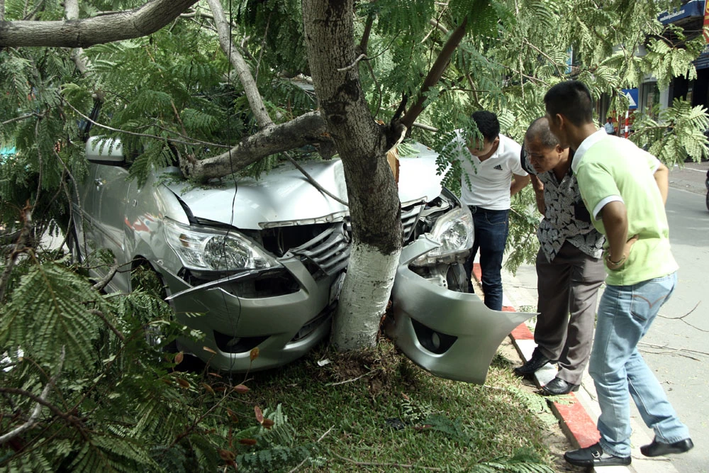 Innova 7 chỗ bẹp dúm sau khi tông gẫy đôi cây trên phố Hà Nội ảnh 3