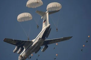 Những bài tập trên không 'dựng tóc gáy' của lính nhảy dù Nga ảnh 1