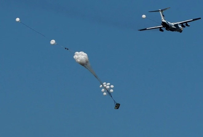 Những bài tập trên không 'dựng tóc gáy' của lính nhảy dù Nga ảnh 3