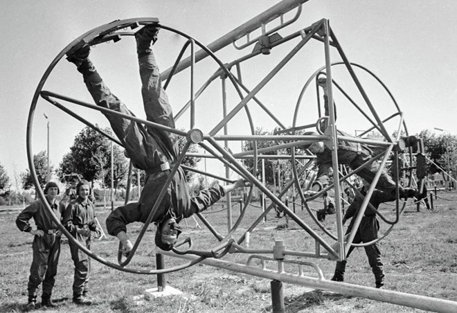 Những bài tập trên không 'dựng tóc gáy' của lính nhảy dù Nga ảnh 7