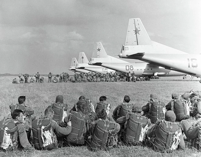 Những bài tập trên không 'dựng tóc gáy' của lính nhảy dù Nga ảnh 9