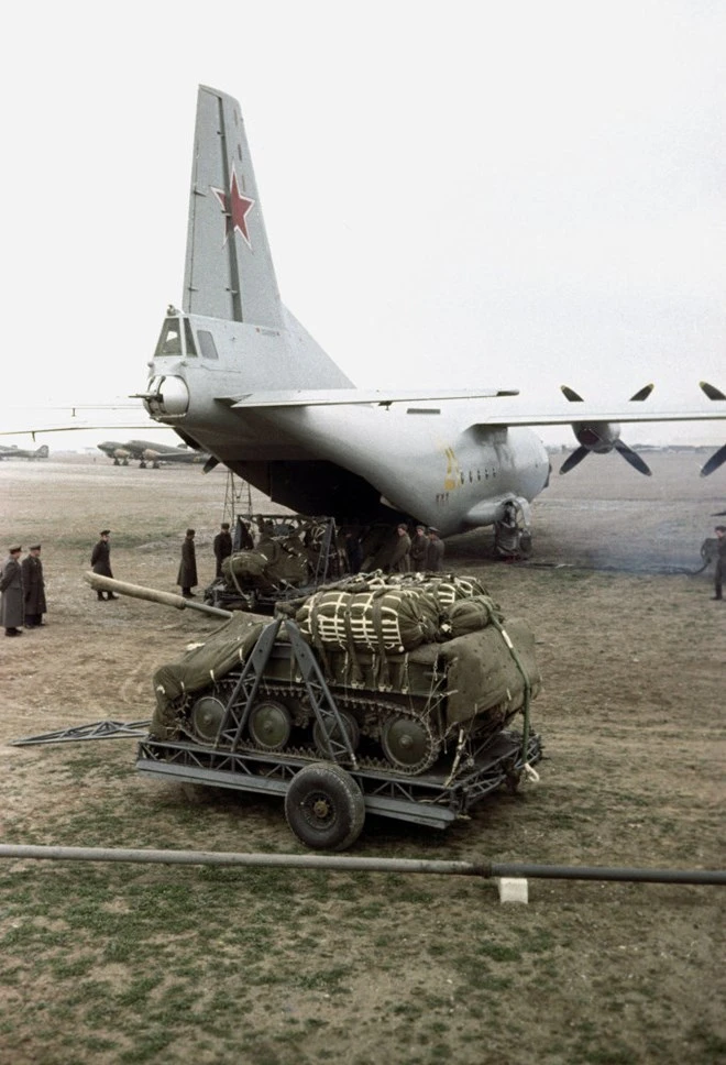 Những bài tập trên không 'dựng tóc gáy' của lính nhảy dù Nga ảnh 11