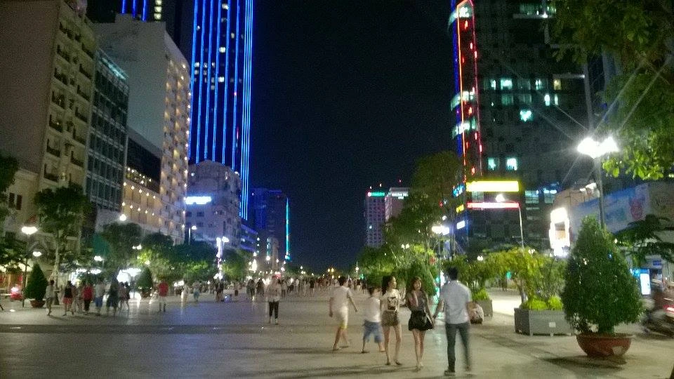 Hàng trăm người tụ tập làm náo loạn phố đi bộ Nguyễn Huệ ảnh 3