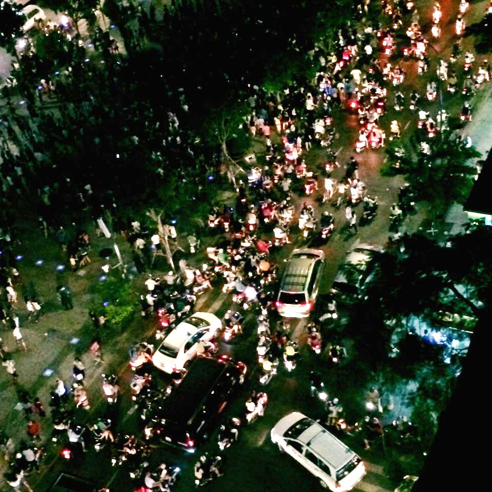 Hàng trăm người tụ tập làm náo loạn phố đi bộ Nguyễn Huệ ảnh 1