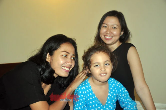 Mẹ con chị Ela vui cười hạnh phúc tại Bà Rịa - Vũng Tàu chiều 9-8 - Ảnh: Đông Hà.