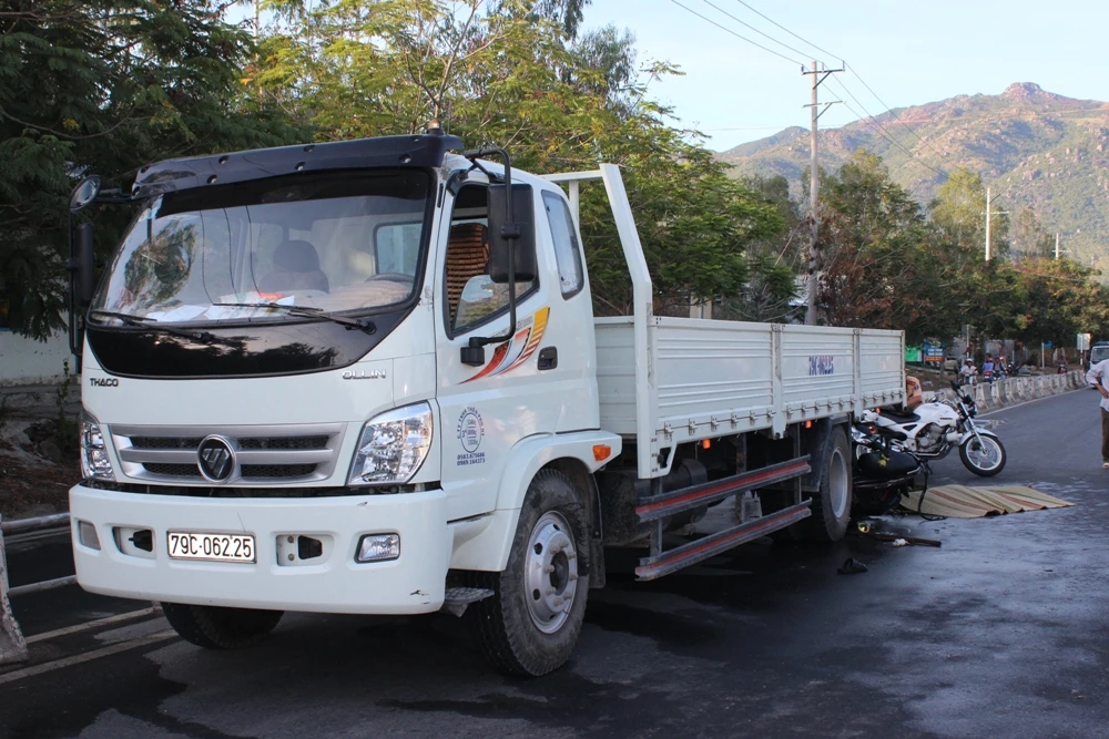 Đi vào làn ô tô, người đàn ông tử vong tại chỗ ảnh 1