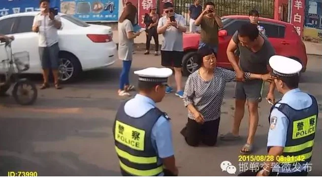 Cảnh sát giao thông quỳ xuống đất để giải thích cho dân ảnh 2