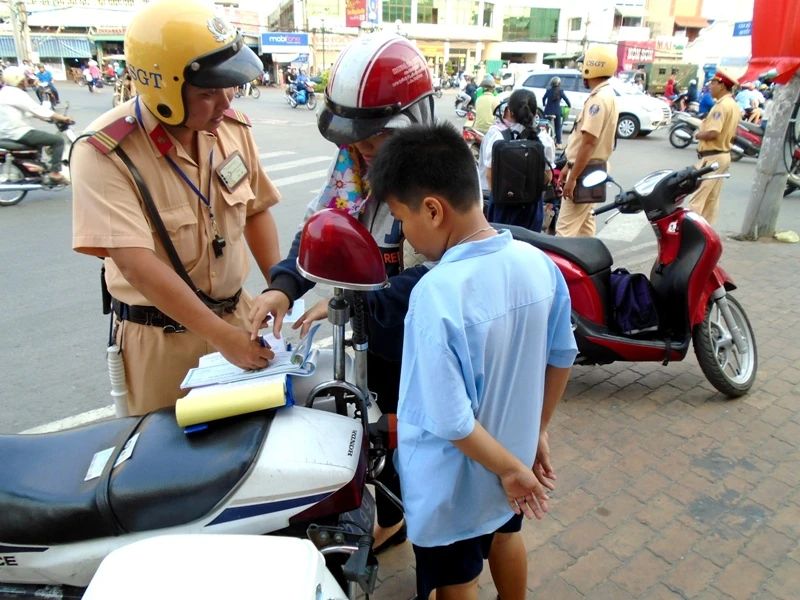 Phụ huynh đi đón con hãy cẩn thận... trước cổng trường ảnh 2