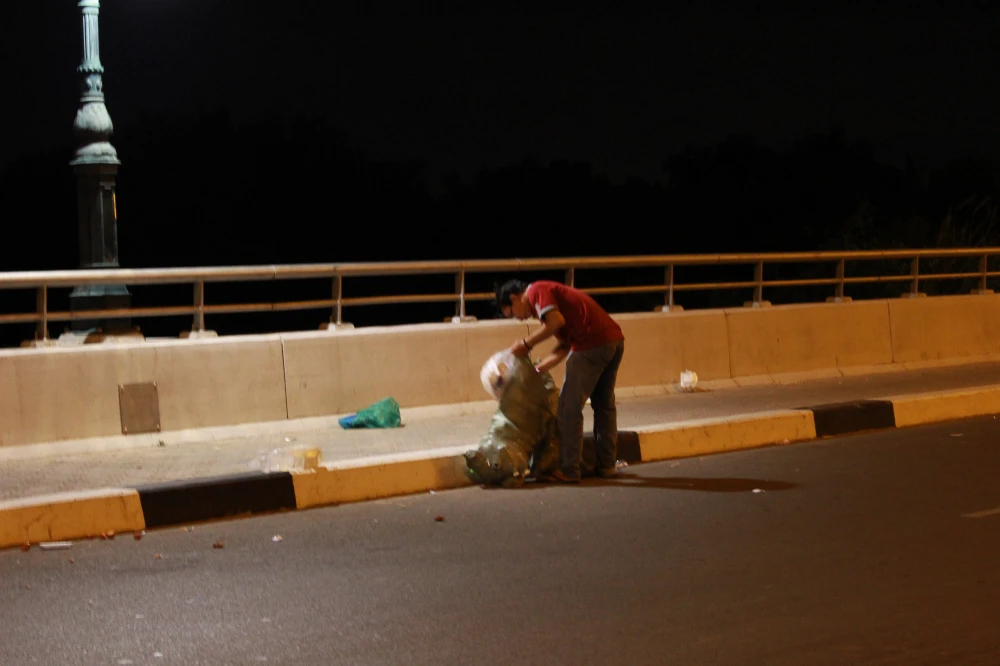 Phố Sài Gòn ngập rác sau màn pháo hoa lung linh ảnh 9