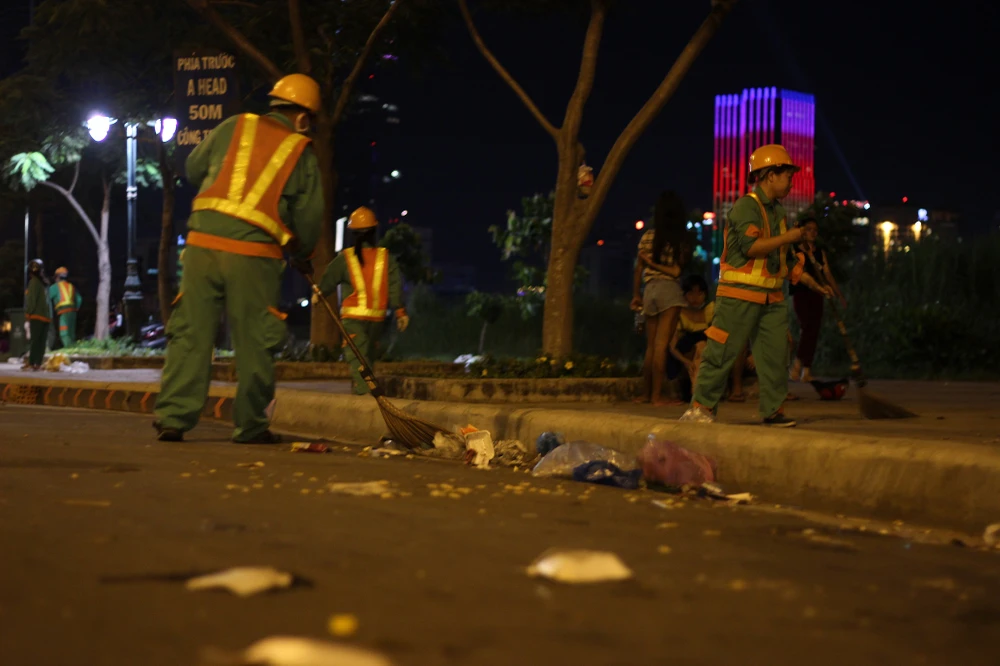 Phố Sài Gòn ngập rác sau màn pháo hoa lung linh ảnh 10