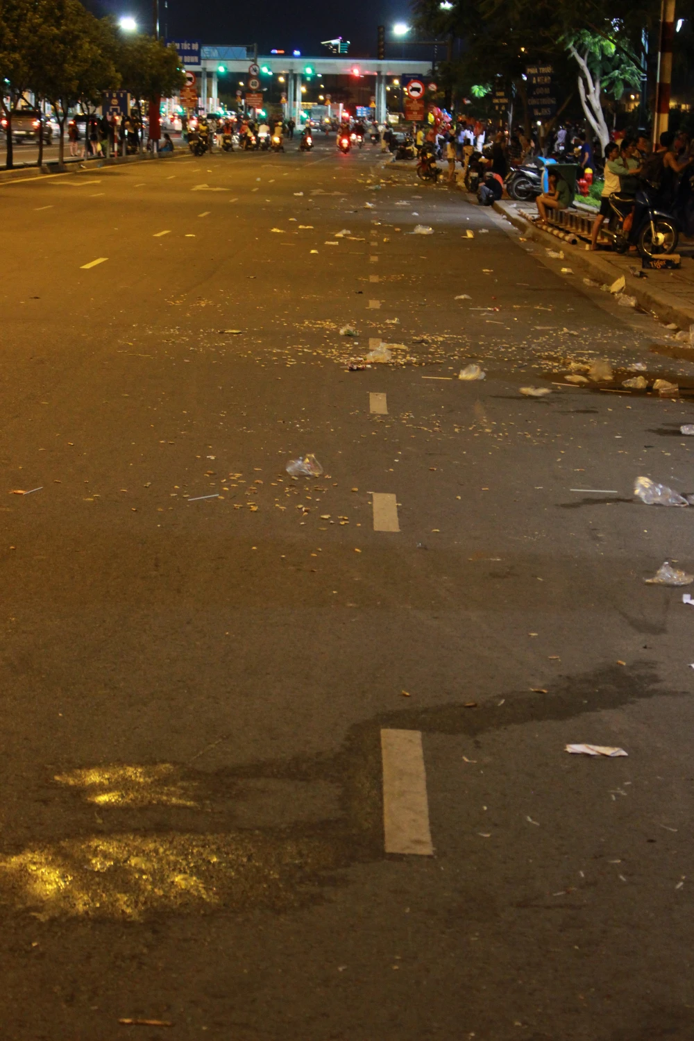 Phố Sài Gòn ngập rác sau màn pháo hoa lung linh ảnh 6