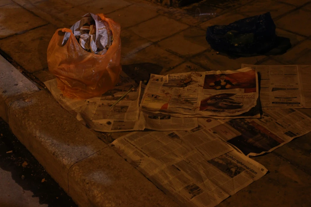 Phố Sài Gòn ngập rác sau màn pháo hoa lung linh ảnh 8