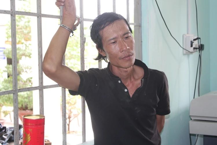 Mang dao bầu, kim tiêm đi ăn trộm thì bị bắt ảnh 2