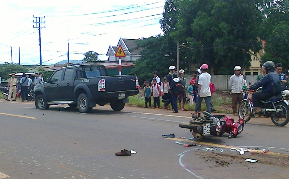 Xe máy kẹp ba vượt xe buýt, cô gái 19 tuổi tử nạn ảnh 1