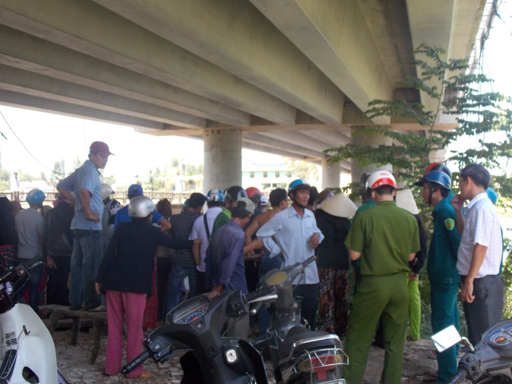 Vớt được thi thể nam thanh niên nhảy cầu tự tử ảnh 1