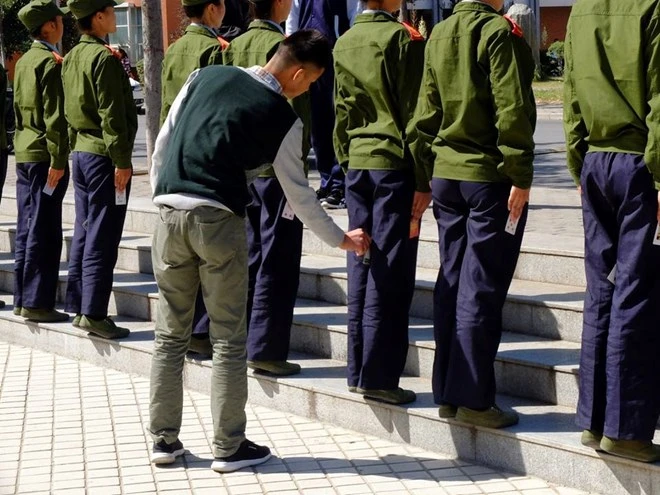 'Toát mồ hôi' với lớp học quốc phòng của sinh viên Trung Quốc ảnh 3